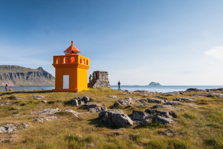 Der kleine, orange Hafranes-Leuchtturm bei Fáskrúðsfjörður