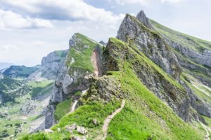 Die Seilsicherungen zeigen den Verlauf des Spieljoch-Klettersteigs