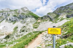 Vorsicht Steinschlag. Im Hintergrund Gamshals und die Hochiss