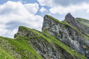 Zackenwand mit der für das Rofan typischen Mischung aus Fels und Wiesen