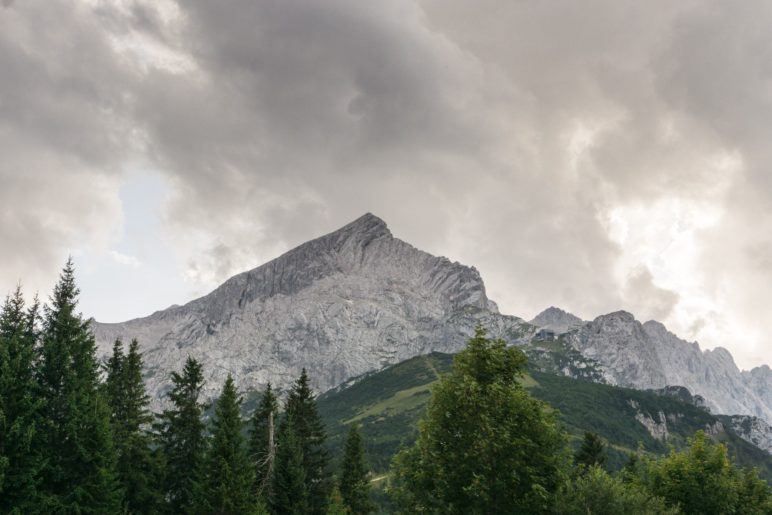 Dunkel drohende Gewitterwolken über der Alpspitze