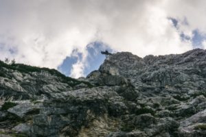 Oben schaut der Alpspix am Osterfelderkopf über den Rand