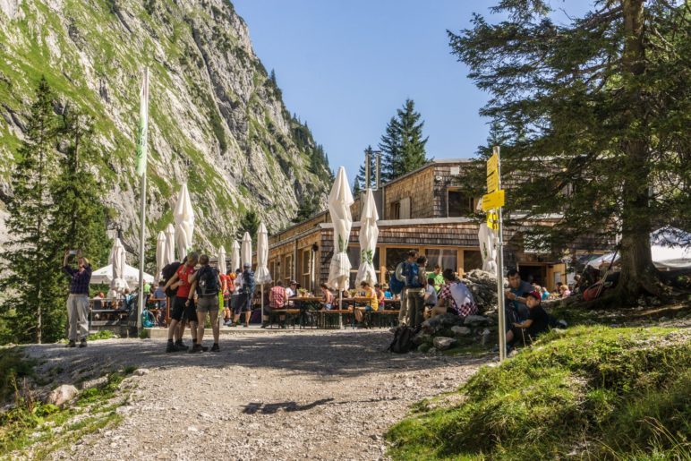 An der neuen Höllentalangerhütte