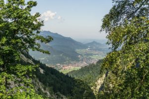 Ein Blick weit ins Tal in Richtung Garmisch