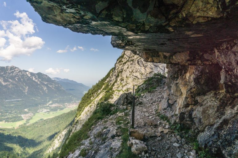 Das mächtige Felsdach und ein Blick in Richtung Garmisch und zum Kramer