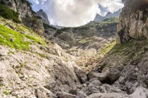 Ein Blick durch die große Felsrinne hinauf zu den Bergspitzen