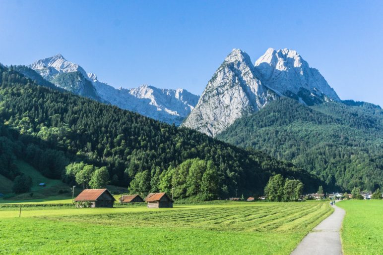 Rechts steht der Waxenstein, links daneben liegt das Höllental