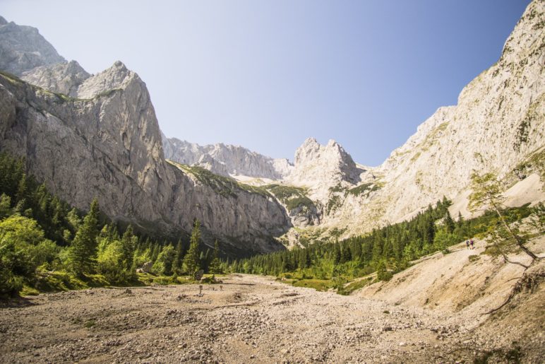 Der Höllentalanger, mit Blick auf die Zugspitze und den Höllentalferner