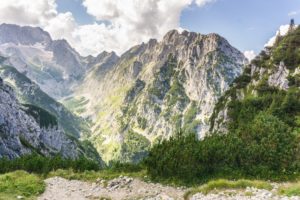 Eine gewaltige Bergkulisse: Der Blick zurück vom Hupfleitenjoch ins Höllental