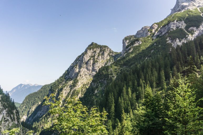 In der Bildmitte sind klein die Knappenhäuser zu sehen. Rechts oberhalb das Hupfleitenjoch