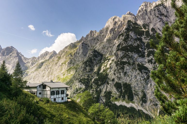 Ein Blick zurück zu den Knappenhäusern und den dahinter liegenden Bergen