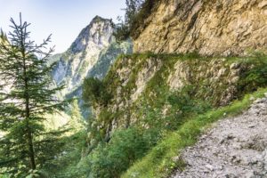 Der Weg steigt sanft an, daneben geht es aber steil bergab