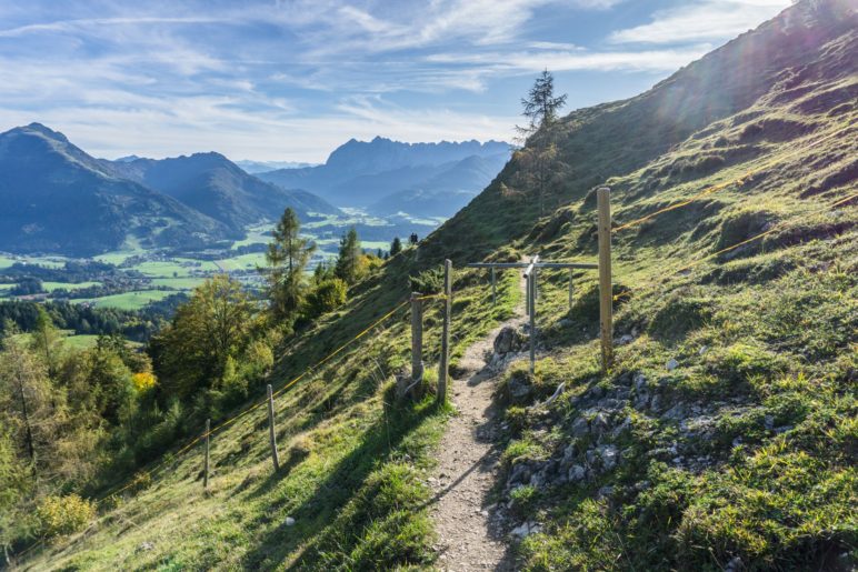 Ein schmaler Pfad am Hang entlang im Abstieg