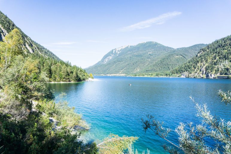 Eine Wanderung am Achensee entlang, von Pertisau zur nördlichen Seespitze in Achenkirch