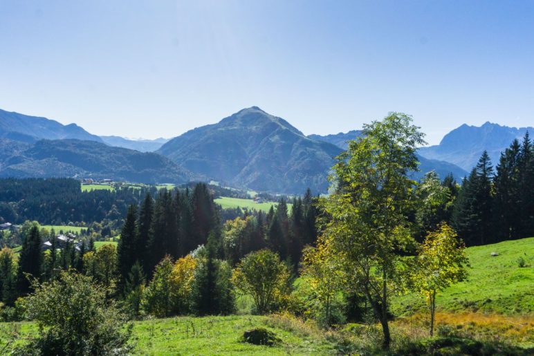 Der Blick nach Kössen, zum Unterberghorn und zum Kaisergebirge