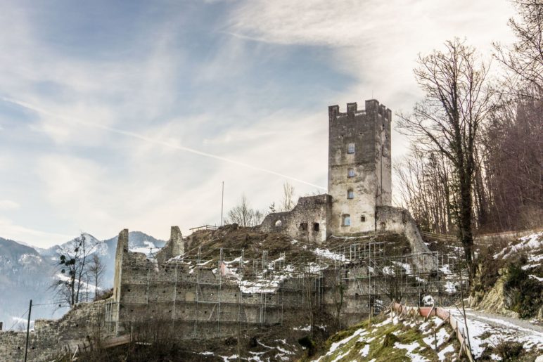 Die Burgruine Falkenstein oberhalb von Flintsbach