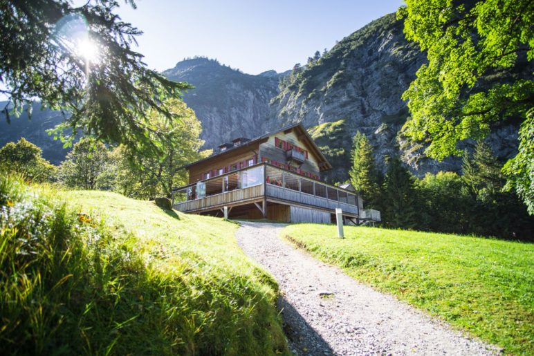 Die Gaisalm liegt auf einer Landzunge unterhalb der Bergwände