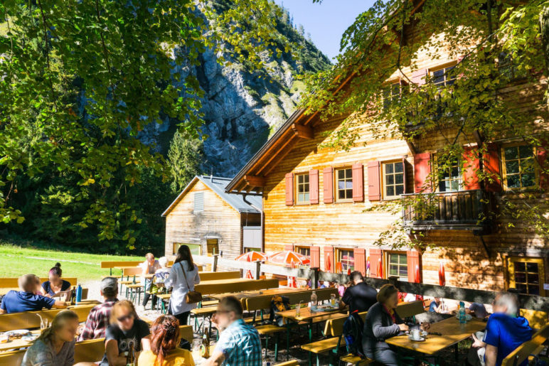 Im Biergarten der Gaisalm sitzt man unter den schattenspendenden Bäumen