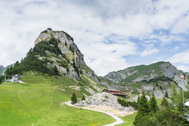 Der Gschöllkopf im Rofan. Auf dem Gipfel ist der Adlerhorst. Rechts sieht man die Mauritzalm