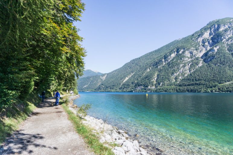 Zu Beginn ist der Mariensteig ein breiter Seeuferweg