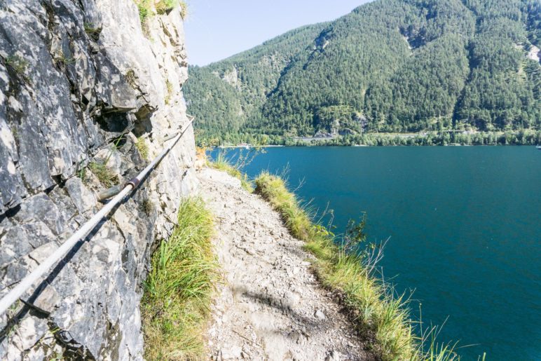 Ein schmaler Wegabschnitt oberhalb des Achensees