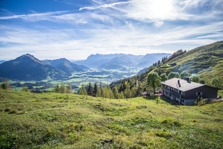 Der Blick nach Kössen und zum Kaisergebirge von oberhalb der Taubenseehütte, die rechts im Bild zu sehen ist