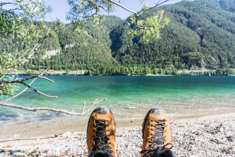 Strandleben am Achensee mit Blick auf den Rofan