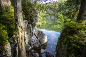 Ein Blick zwischen Felsen hindurch auf den Taubensee