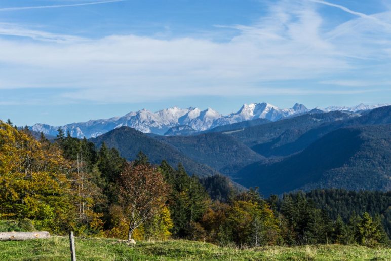 Der Blick vom Hügel oberhalb der Taubenseehütte in Richtung Berchtesgadener Alpen