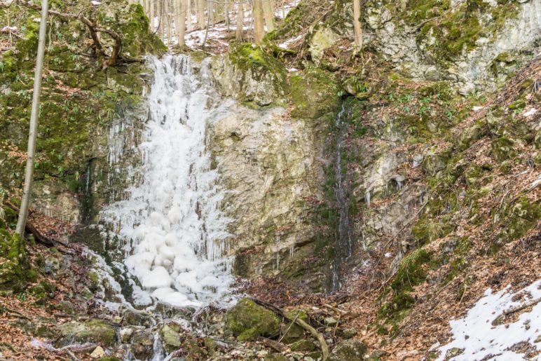 Ein vereister Wasserfall neben dem Aufstiegsweg