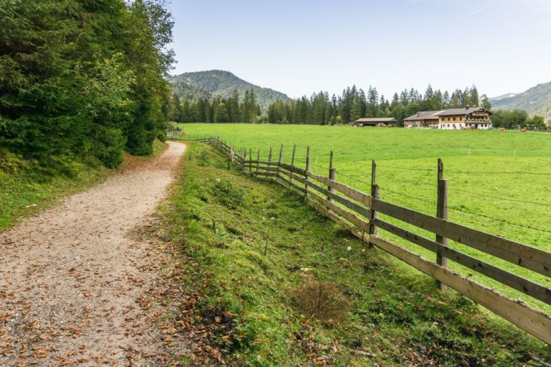 Vor Achenkirch führt der Weg vom Ufer weg nach Norden