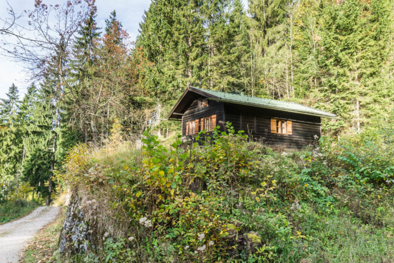 Nach ein paar Minuten Aufstieg passieren wir die Hütte