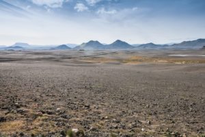 Nichts als Lavagestein und die Berge im Hintergrund