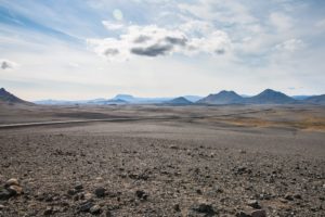 Nur die Ringstraße zieht sich durch die wüste Landschaft