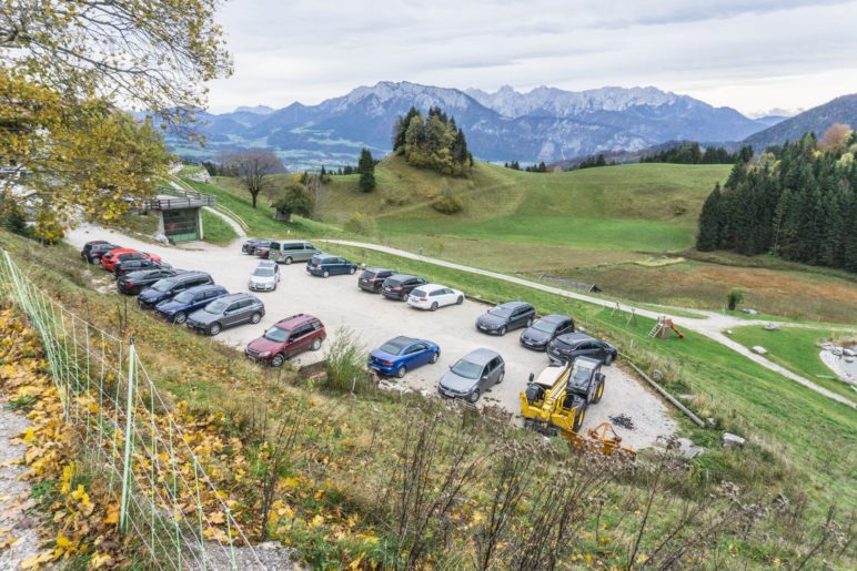 Der größere Parkplatz am Gasthof Bichlersee