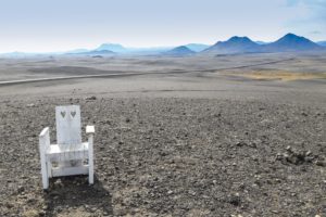 Ein weißer Stuhl inmitten einer Mondlandschaft