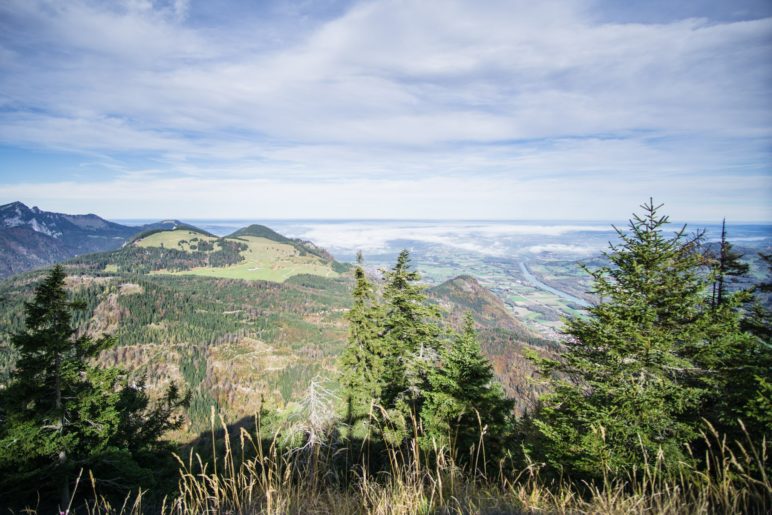 Ganz nah sind die Hohen Asten, weiter im Norden das Voralpenland, das noch unter einer Wolkendecke liegt