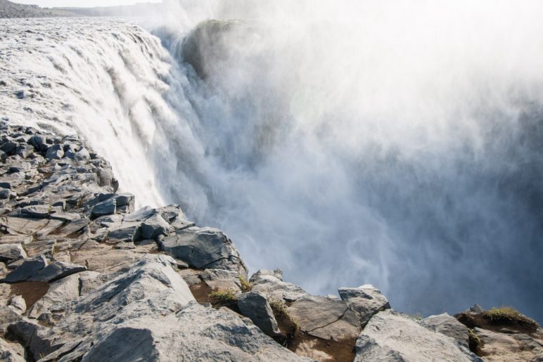 Ganz dicht am Wasserfall: Am Dettifoss im Norden von Island