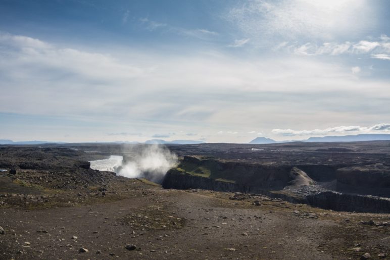 Wir nähern uns dem Dettifoss. Die Gischtwolke ist schon zu sehen.