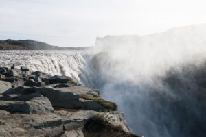 Felsen und Gischt auf der Ostseite des Dettifoss