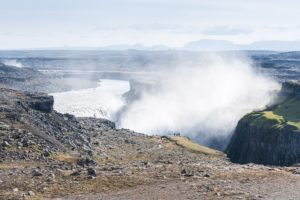 Man sieht, wo sich der Wasserfall befindet, auch wenn man ihn selbst nicht sieht. Links im Hintergrund ist die Gischt des Selfoss zu sehen.