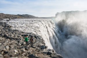 Auch hier sieht man wieder Besucher des Dettifoss als Größenvergleich