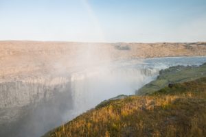 Auf der Westseite des Dettifoss - wieder sieht man zunächst die Wasserwolke