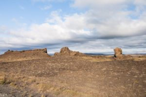 Kleinere Felsen entlang der Straße