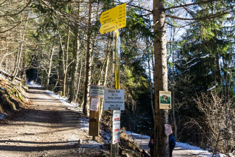 Am Abzweig zur Ritzau-Alm und Vorderkaiserfeldenhütte