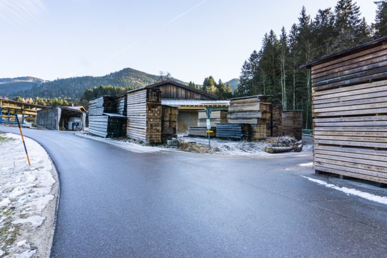 Hier zweigt die Straße ab, die über das Gelände des Sägewerks zum Wanderparkplatz im Wald führt