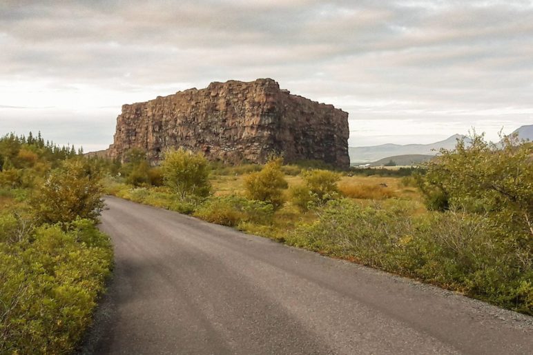 Der Tafelberg Eyjan. Er ist nicht hoch, sieht aber dennoch beeindruckend aus