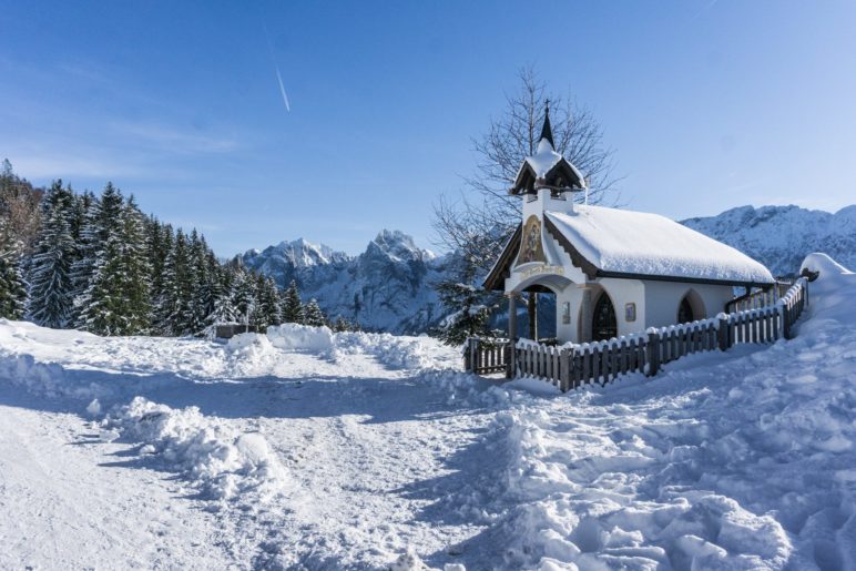 Die Josefskapelle an der Ritzau-Alm. Im Hintergrund sind die Felsspitzen des Wilden Kaisers zu sehen