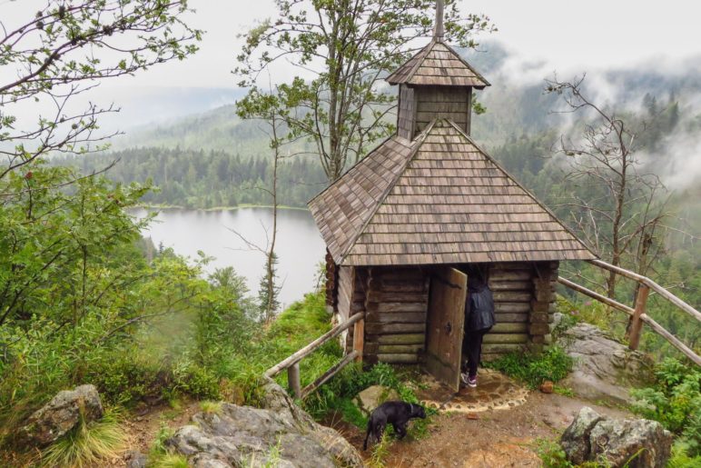 An der Rachelkapelle, in der wir den Regen abgewartet haben