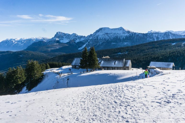 Die Stoisser Alm vor dem Hochstaufen